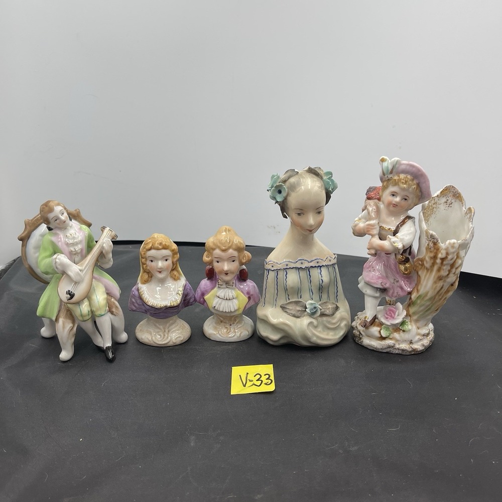 A lot of five‎ village figurines V33